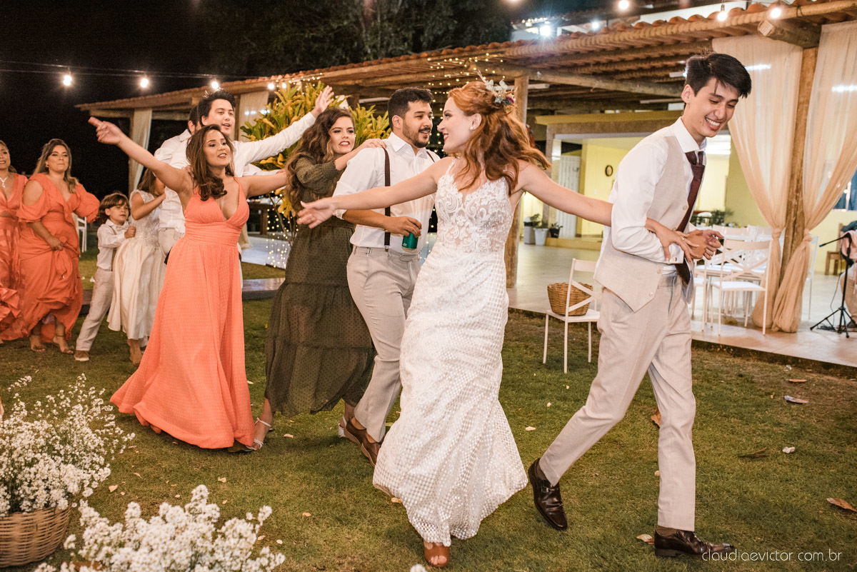 casamento ao ar livre mini wedding no sitio noivo noiva vestido de noiva buquê fotógrafo de casamento em vila velha fotógrafo de casamento em vitória espirito santo es fotógrafo de casamento em guarapari fim de tarde decoração de casamento