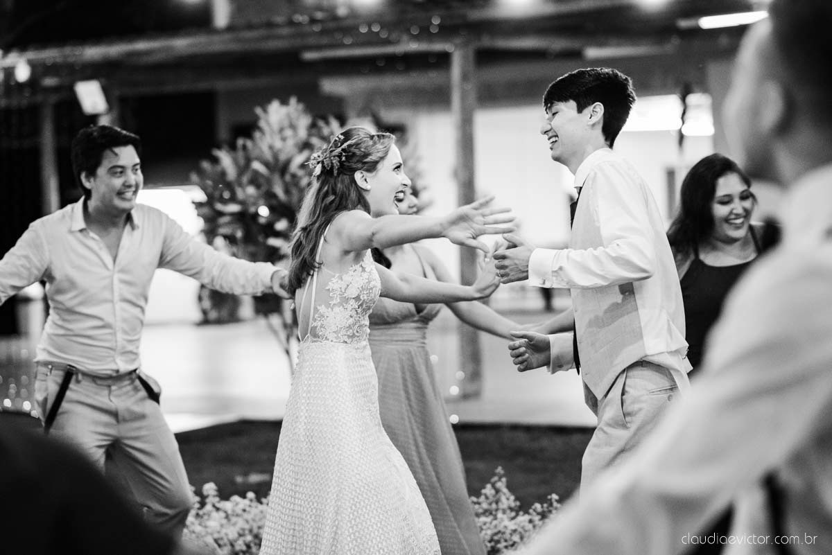 casamento ao ar livre mini wedding no sitio noivo noiva vestido de noiva buquê fotógrafo de casamento em vila velha fotógrafo de casamento em vitória espirito santo es fotógrafo de casamento em guarapari fim de tarde decoração de casamento