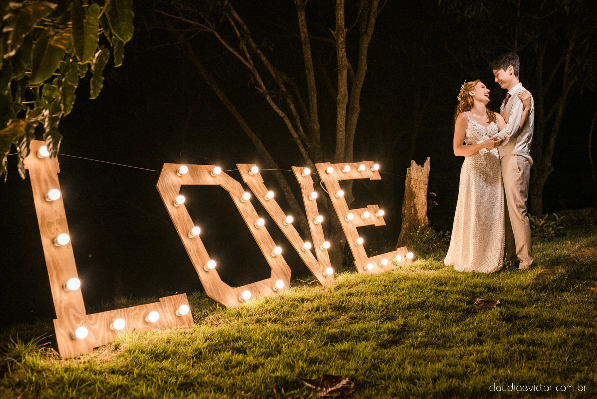 casamento ao ar livre mini wedding no sitio noivo noiva vestido de noiva buquê fotógrafo de casamento em vila velha fotógrafo de casamento em vitória espirito santo es fotógrafo de casamento em guarapari fim de tarde decoração de casamento