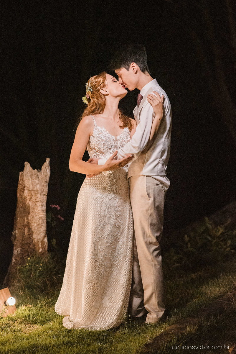 casamento ao ar livre mini wedding no sitio noivo noiva vestido de noiva buquê fotógrafo de casamento em vila velha fotógrafo de casamento em vitória espirito santo es fotógrafo de casamento em guarapari fim de tarde decoração de casamento