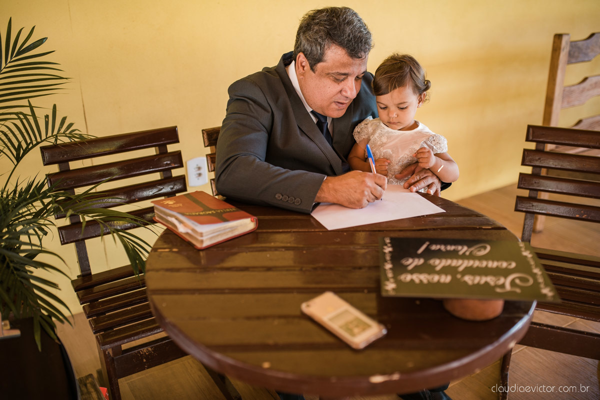 casamento ao ar livre mini wedding no sitio noivo noiva vestido de noiva buquê fotógrafo de casamento em vila velha fotógrafo de casamento em vitória espirito santo es fotógrafo de casamento em guarapari fim de tarde decoração de casamento