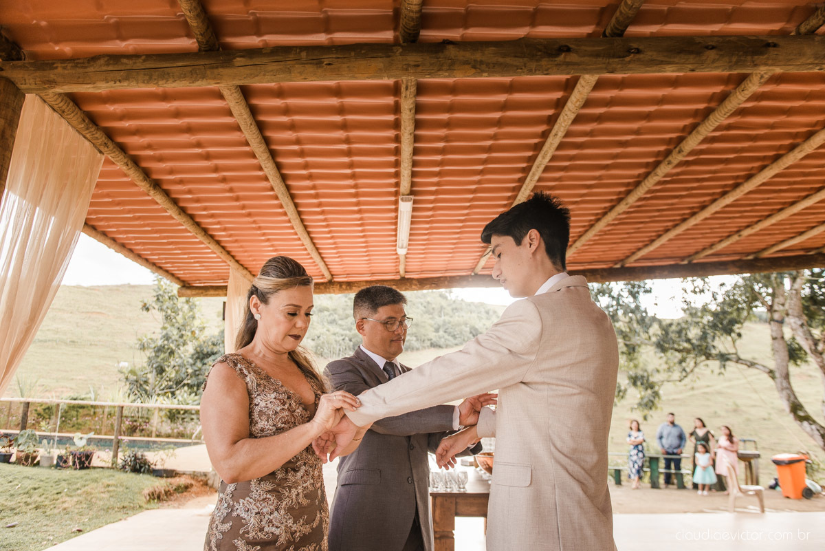 casamento ao ar livre mini wedding no sitio noivo noiva vestido de noiva buquê fotógrafo de casamento em vila velha fotógrafo de casamento em vitória espirito santo es fotógrafo de casamento em guarapari fim de tarde decoração de casamento