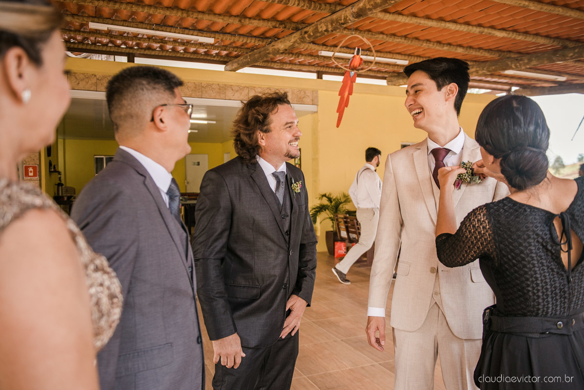 casamento ao ar livre mini wedding no sitio noivo noiva vestido de noiva buquê fotógrafo de casamento em vila velha fotógrafo de casamento em vitória espirito santo es fotógrafo de casamento em guarapari fim de tarde decoração de casamento