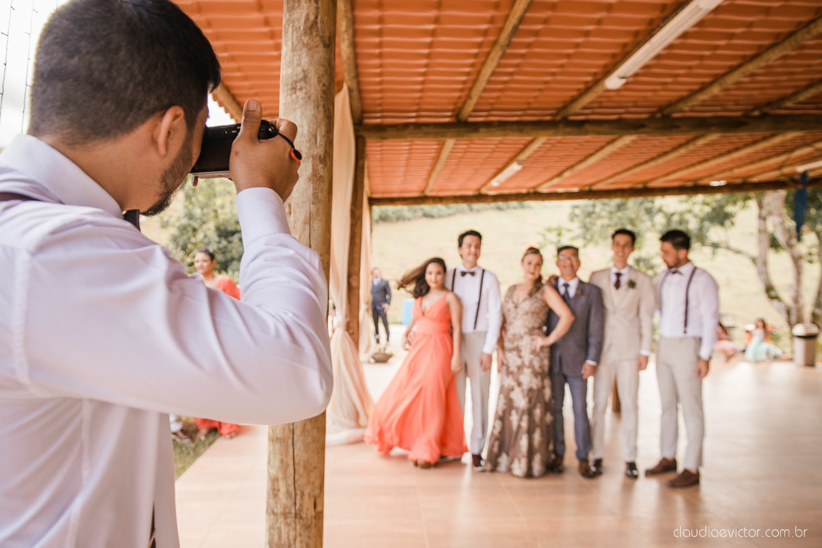 casamento ao ar livre mini wedding no sitio noivo noiva vestido de noiva buquê fotógrafo de casamento em vila velha fotógrafo de casamento em vitória espirito santo es fotógrafo de casamento em guarapari fim de tarde decoração de casamento