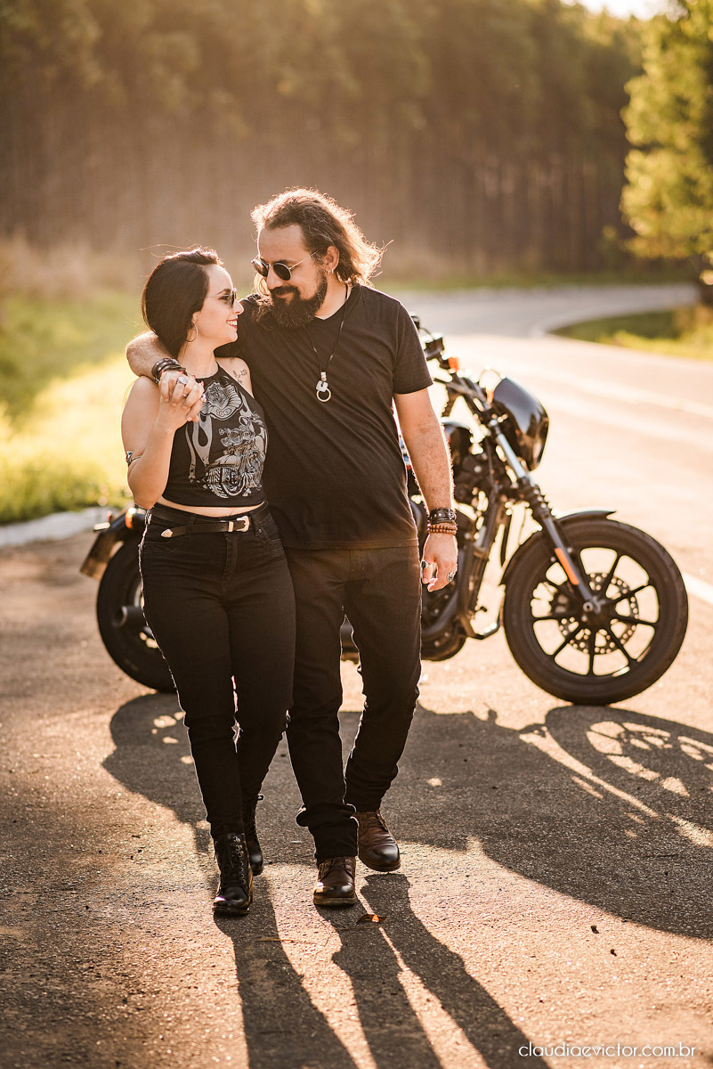 Ensaio de casal Bodas com motocicleta moto Harley-davidson HD HOG noivo noiva fotógrafos de casamento em Vila Velha fotógrafos de casamento em vitória espirito santo es por do sol Fundão Praia Grande estilo motociclista motoclube pre wedding