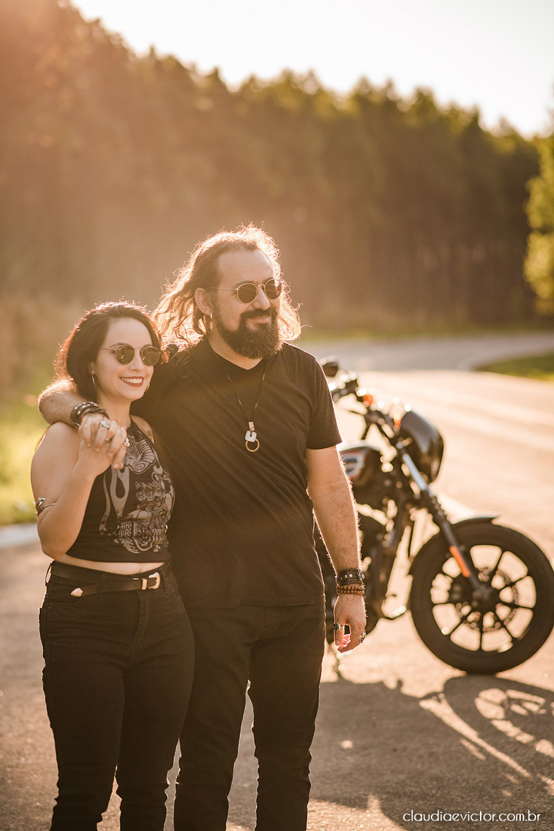 Ensaio de casal Bodas com motocicleta moto Harley-davidson HD HOG noivo noiva fotógrafos de casamento em Vila Velha fotógrafos de casamento em vitória espirito santo es por do sol Fundão Praia Grande estilo motociclista motoclube pre wedding