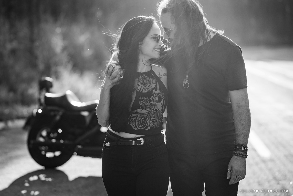 Ensaio de casal Bodas com motocicleta moto Harley-davidson HD HOG noivo noiva fotógrafos de casamento em Vila Velha fotógrafos de casamento em vitória espirito santo es por do sol Fundão Praia Grande estilo motociclista motoclube pre wedding