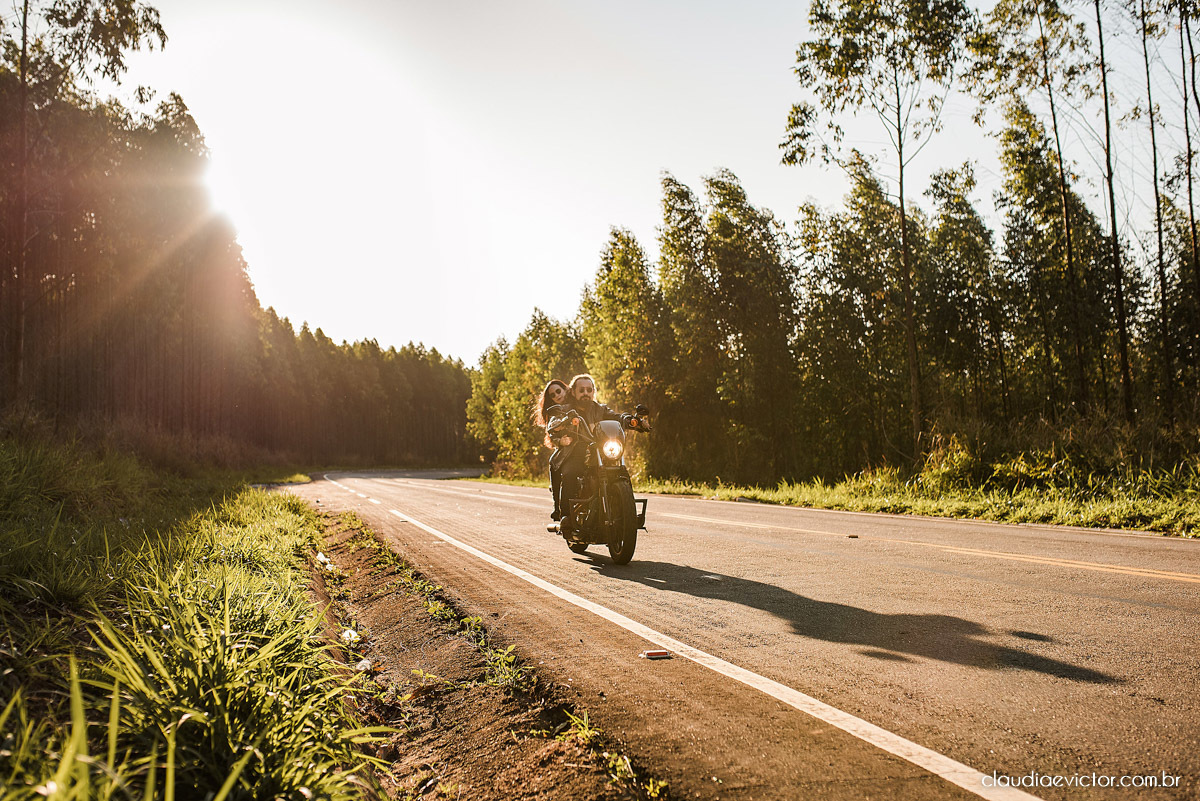 Ensaio de casal Bodas com motocicleta moto Harley-davidson HD HOG noivo noiva fotógrafos de casamento em Vila Velha fotógrafos de casamento em vitória espirito santo es por do sol Fundão Praia Grande estilo motociclista motoclube pre wedding