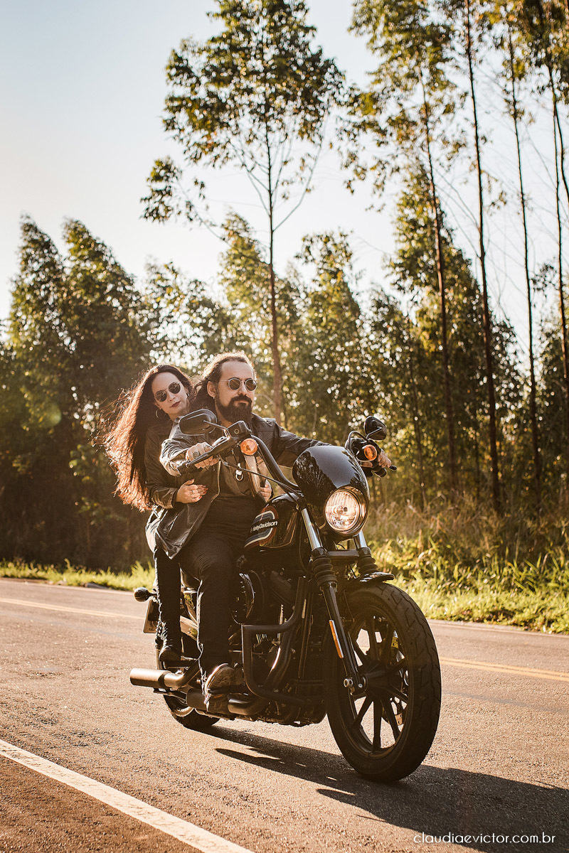 Ensaio de casal Bodas com motocicleta moto Harley-davidson HD HOG noivo noiva fotógrafos de casamento em Vila Velha fotógrafos de casamento em vitória espirito santo es por do sol Fundão Praia Grande estilo motociclista motoclube pre wedding