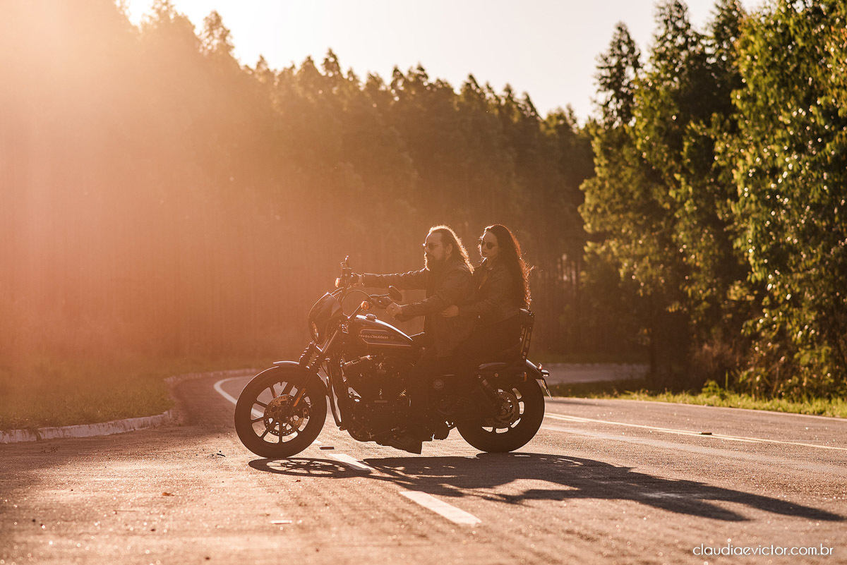 Ensaio de casal Bodas com motocicleta moto Harley-davidson HD HOG noivo noiva fotógrafos de casamento em Vila Velha fotógrafos de casamento em vitória espirito santo es por do sol Fundão Praia Grande estilo motociclista motoclube pre wedding