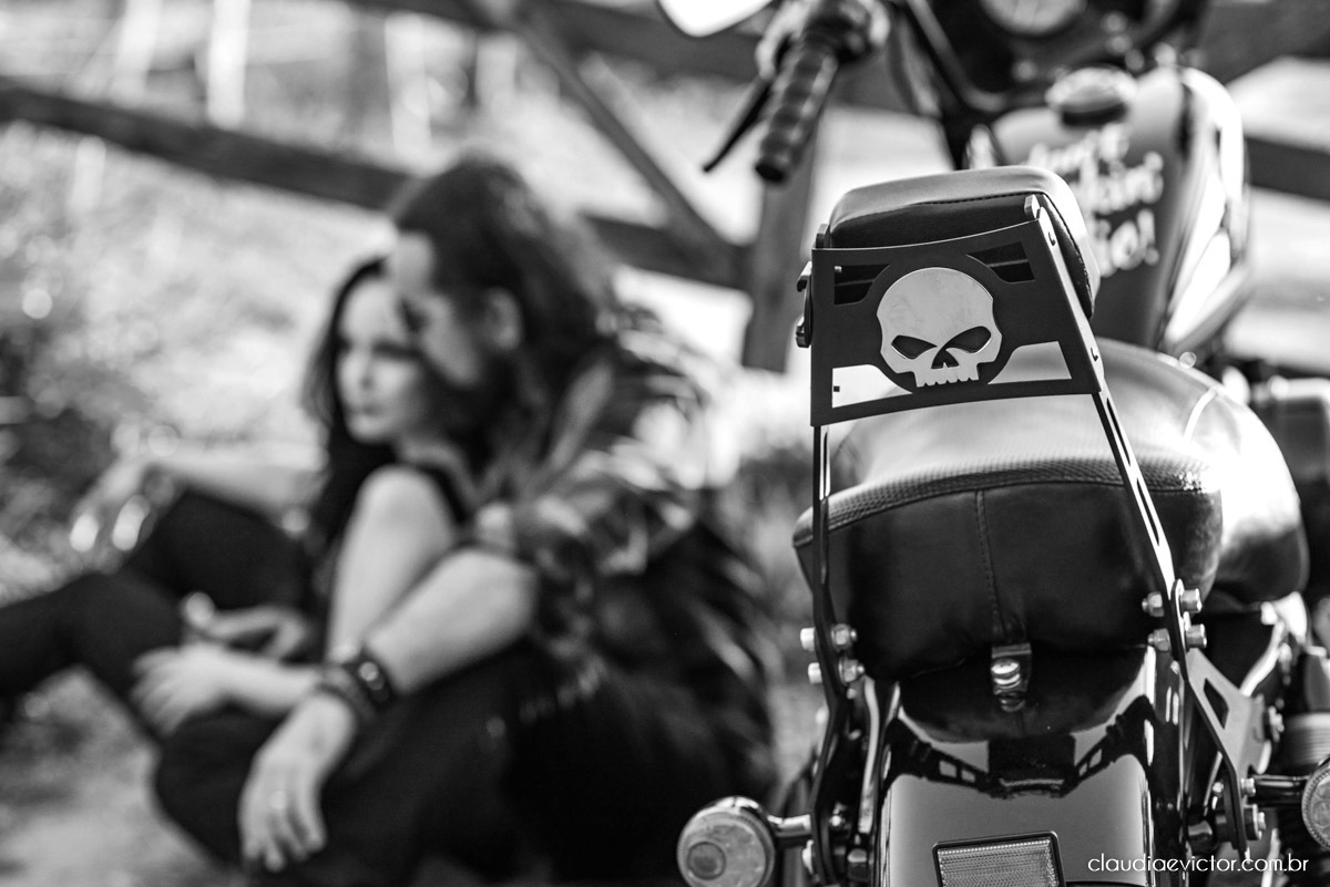 Ensaio de casal Bodas com motocicleta moto Harley-davidson HD HOG noivo noiva fotógrafos de casamento em Vila Velha fotógrafos de casamento em vitória espirito santo es por do sol Fundão Praia Grande estilo motociclista motoclube pre wedding