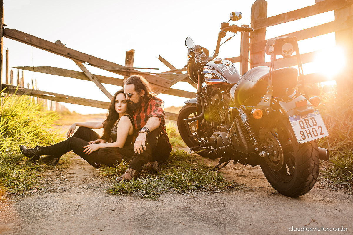 Ensaio de casal Bodas com motocicleta moto Harley-davidson HD HOG noivo noiva fotógrafos de casamento em Vila Velha fotógrafos de casamento em vitória espirito santo es por do sol Fundão Praia Grande estilo motociclista motoclube pre wedding