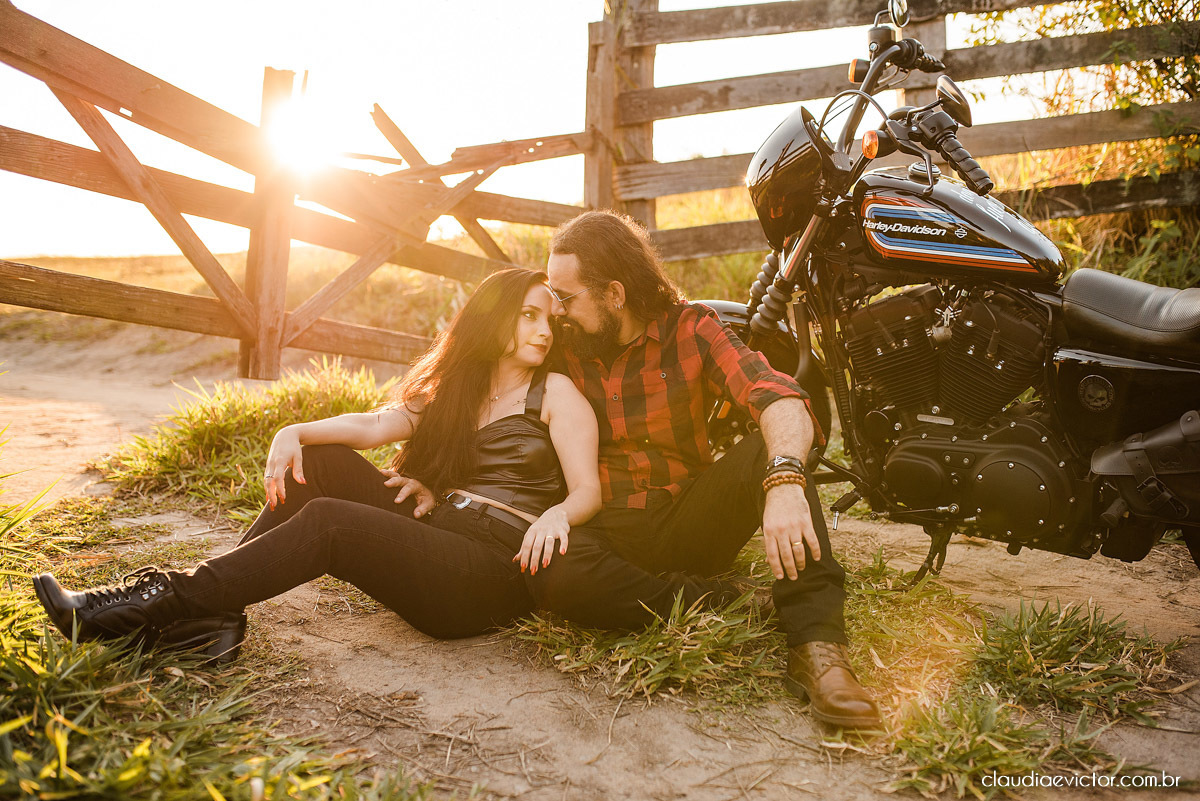 Ensaio de casal Bodas com motocicleta moto Harley-davidson HD HOG noivo noiva fotógrafos de casamento em Vila Velha fotógrafos de casamento em vitória espirito santo es por do sol Fundão Praia Grande estilo motociclista motoclube pre wedding