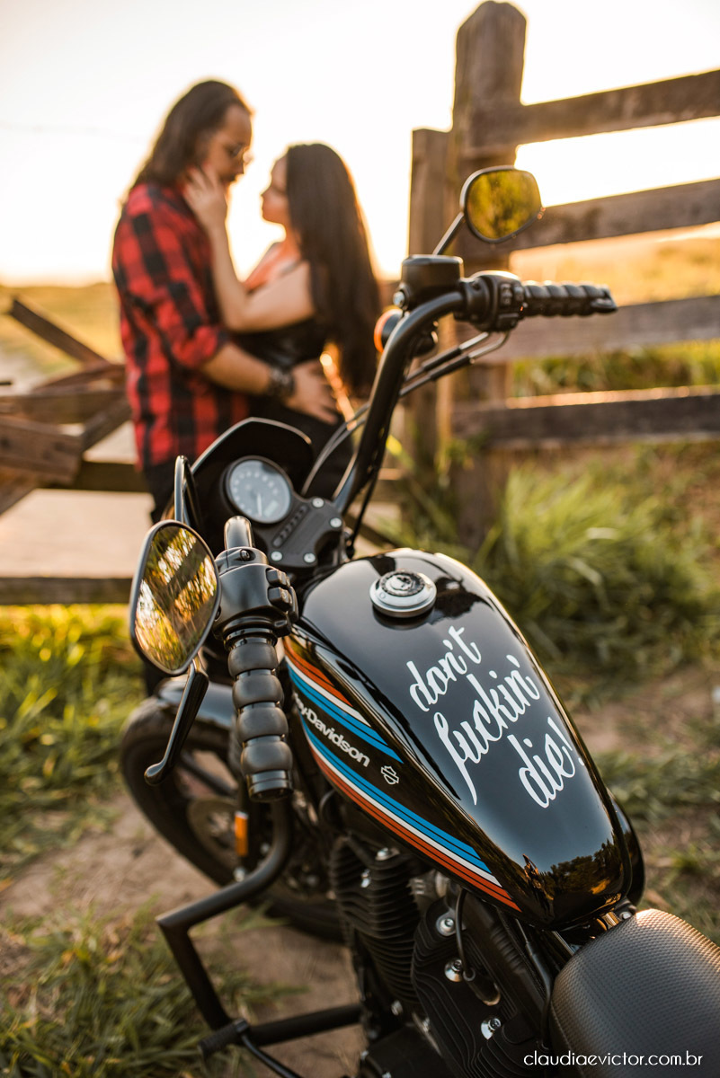 Ensaio de casal Bodas com motocicleta moto Harley-davidson HD HOG noivo noiva fotógrafos de casamento em Vila Velha fotógrafos de casamento em vitória espirito santo es por do sol Fundão Praia Grande estilo motociclista motoclube pre wedding