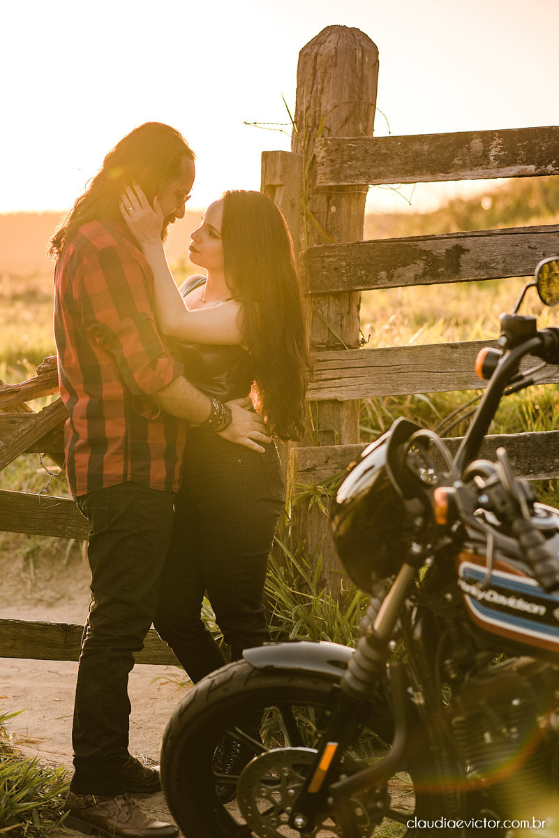 Ensaio de casal Bodas com motocicleta moto Harley-davidson HD HOG noivo noiva fotógrafos de casamento em Vila Velha fotógrafos de casamento em vitória espirito santo es por do sol Fundão Praia Grande estilo motociclista motoclube pre wedding
