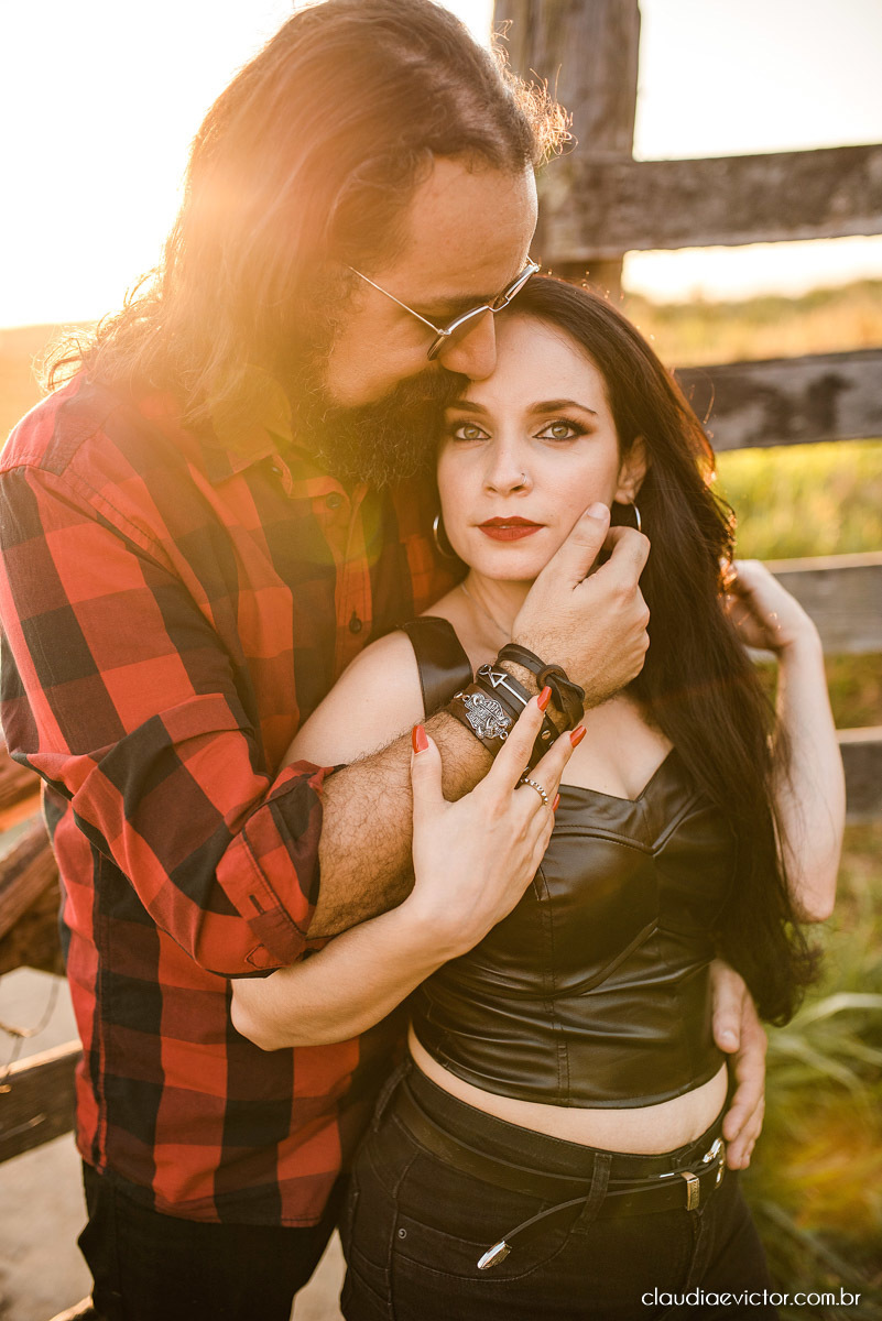 Ensaio de casal Bodas com motocicleta moto Harley-davidson HD HOG noivo noiva fotógrafos de casamento em Vila Velha fotógrafos de casamento em vitória espirito santo es por do sol Fundão Praia Grande estilo motociclista motoclube pre wedding