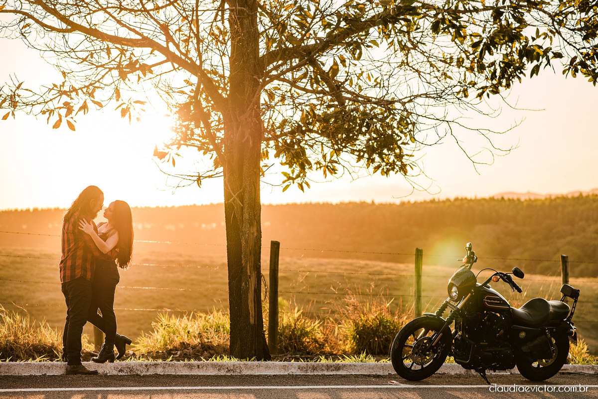 Ensaio de casal Bodas com motocicleta moto Harley-davidson HD HOG noivo noiva fotógrafos de casamento em Vila Velha fotógrafos de casamento em vitória espirito santo es por do sol Fundão Praia Grande estilo motociclista motoclube pre wedding