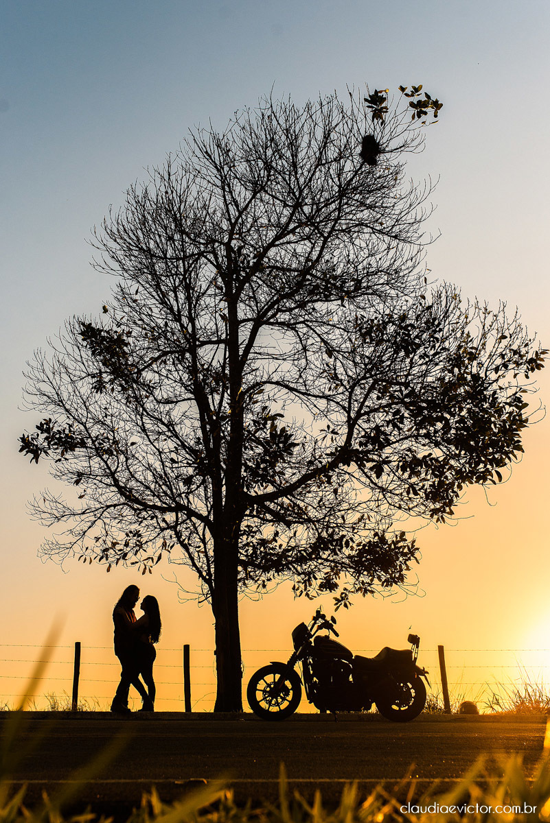 Ensaio de casal Bodas com motocicleta moto Harley-davidson HD HOG noivo noiva fotógrafos de casamento em Vila Velha fotógrafos de casamento em vitória espirito santo es por do sol Fundão Praia Grande estilo motociclista motoclube pre wedding