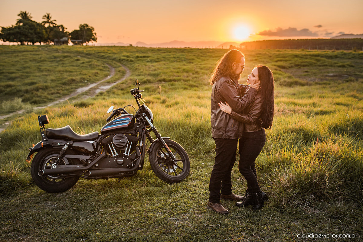 Ensaio de casal Bodas com motocicleta moto Harley-davidson HD HOG noivo noiva fotógrafos de casamento em Vila Velha fotógrafos de casamento em vitória espirito santo es por do sol Fundão Praia Grande estilo motociclista motoclube pre wedding