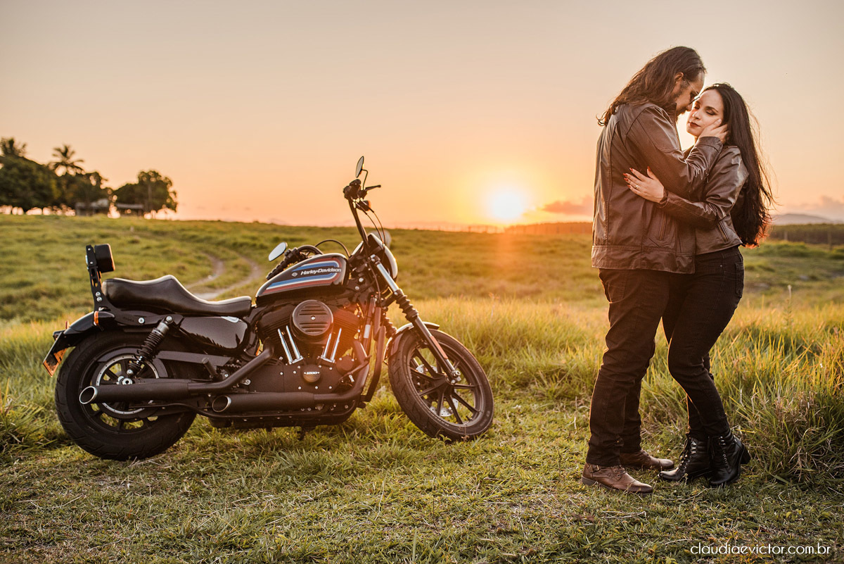 Ensaio de casal Bodas com motocicleta moto Harley-davidson HD HOG noivo noiva fotógrafos de casamento em Vila Velha fotógrafos de casamento em vitória espirito santo es por do sol Fundão Praia Grande estilo motociclista motoclube pre wedding