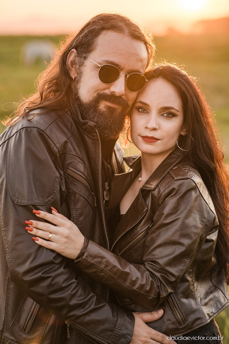 Ensaio de casal Bodas com motocicleta moto Harley-davidson HD HOG noivo noiva fotógrafos de casamento em Vila Velha fotógrafos de casamento em vitória espirito santo es por do sol Fundão Praia Grande estilo motociclista motoclube pre wedding