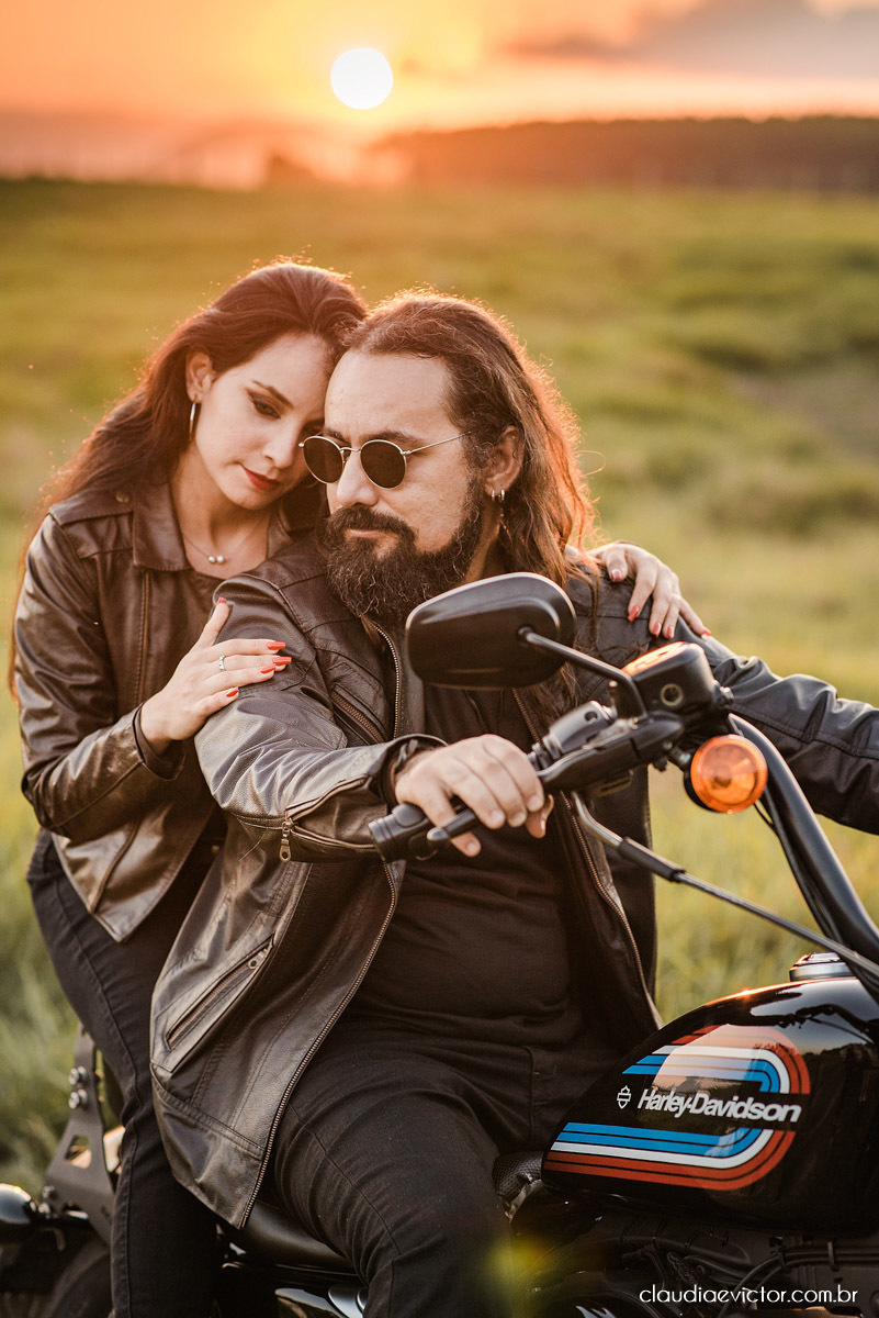Ensaio de casal Bodas com motocicleta moto Harley-davidson HD HOG noivo noiva fotógrafos de casamento em Vila Velha fotógrafos de casamento em vitória espirito santo es por do sol Fundão Praia Grande estilo motociclista motoclube pre wedding