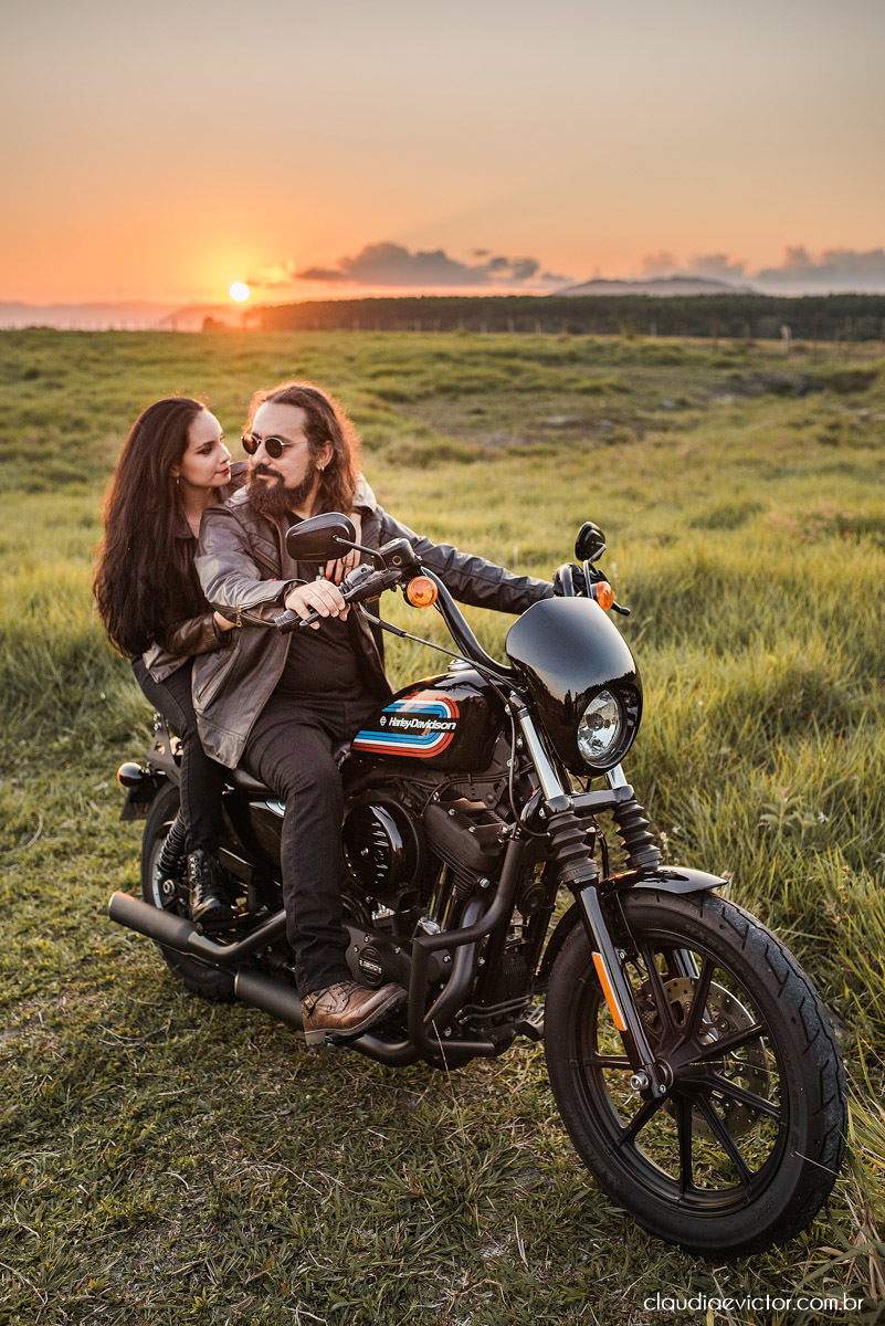 Ensaio de casal Bodas com motocicleta moto Harley-davidson HD HOG noivo noiva fotógrafos de casamento em Vila Velha fotógrafos de casamento em vitória espirito santo es por do sol Fundão Praia Grande estilo motociclista motoclube pre wedding