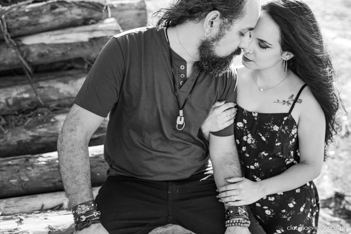 Ensaio de casal Bodas com motocicleta moto Harley-davidson HD HOG noivo noiva fotógrafos de casamento em Vila Velha fotógrafos de casamento em vitória espirito santo es por do sol Fundão Praia Grande estilo motociclista motoclube pre wedding