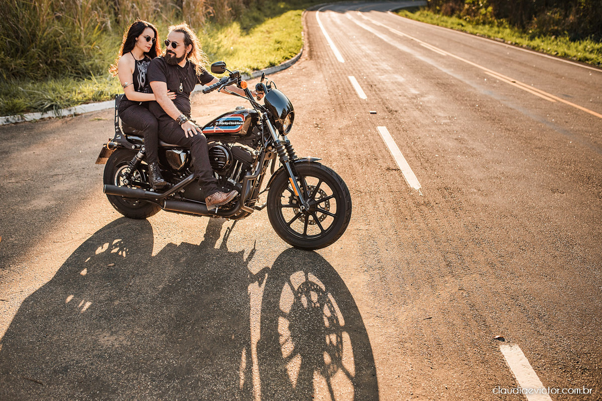 Ensaio de casal Bodas com motocicleta moto Harley-davidson HD HOG noivo noiva fotógrafos de casamento em Vila Velha fotógrafos de casamento em vitória espirito santo es por do sol Fundão Praia Grande estilo motociclista motoclube pre wedding