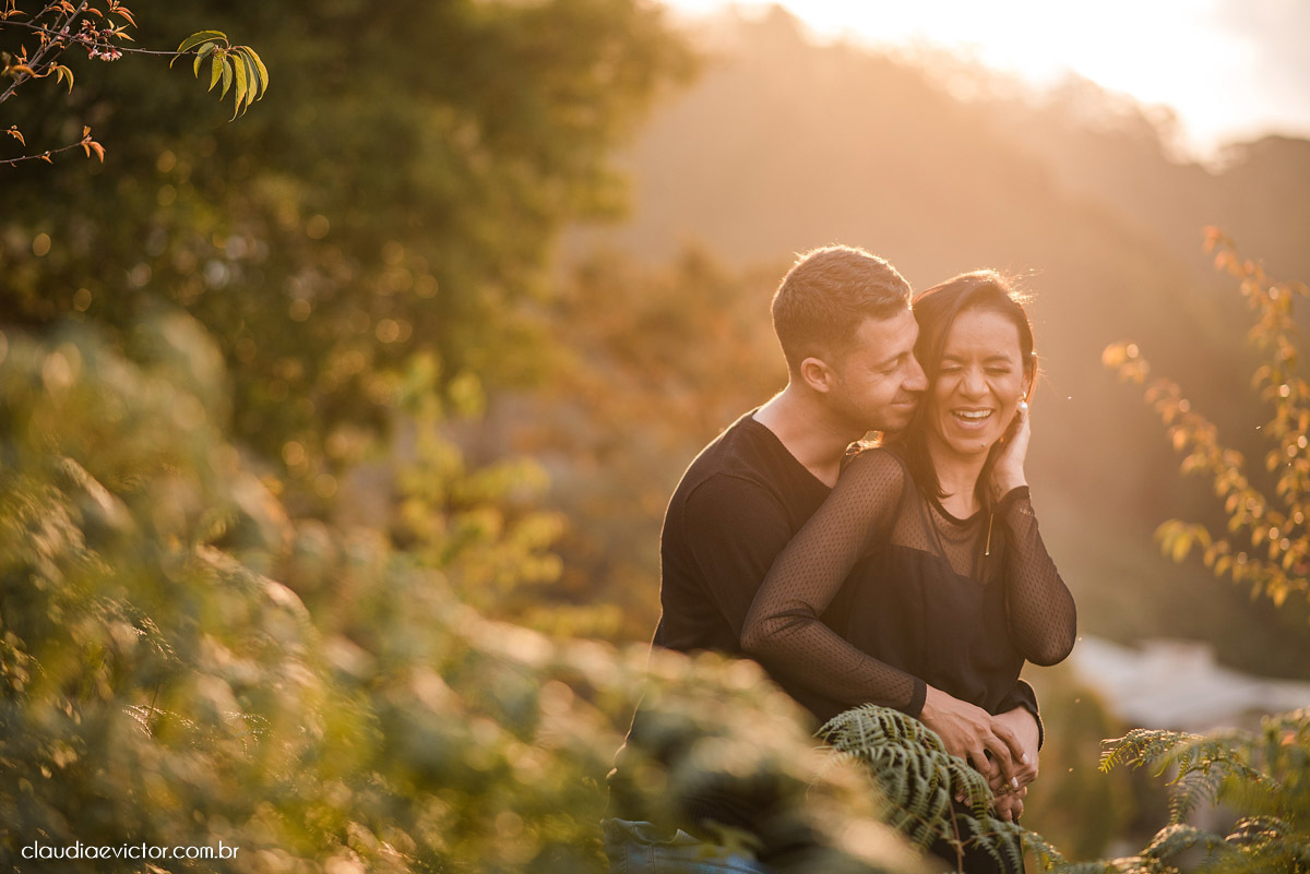 ensaio fotografico ensaio de casal pre wedding noivo noiva em pedra azul domingos martins es fotógrafo de casamento em vila velha fotógrafo de casamento em Vitória espirito santo es flores flor de cerejeira florada casamento