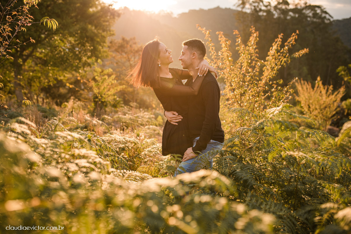 ensaio fotografico ensaio de casal pre wedding noivo noiva em pedra azul domingos martins es fotógrafo de casamento em vila velha fotógrafo de casamento em Vitória espirito santo es flores flor de cerejeira florada casamento
