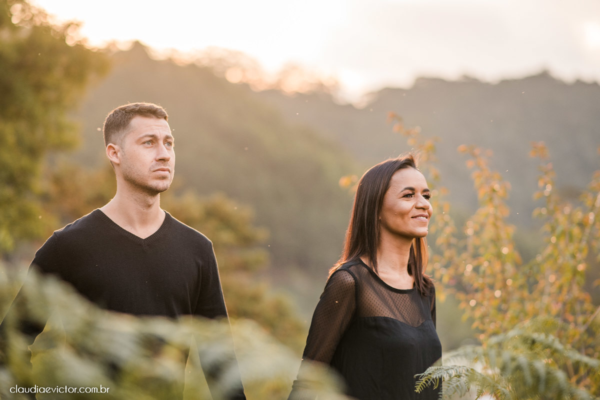ensaio fotografico ensaio de casal pre wedding noivo noiva em pedra azul domingos martins es fotógrafo de casamento em vila velha fotógrafo de casamento em Vitória espirito santo es flores flor de cerejeira florada casamento