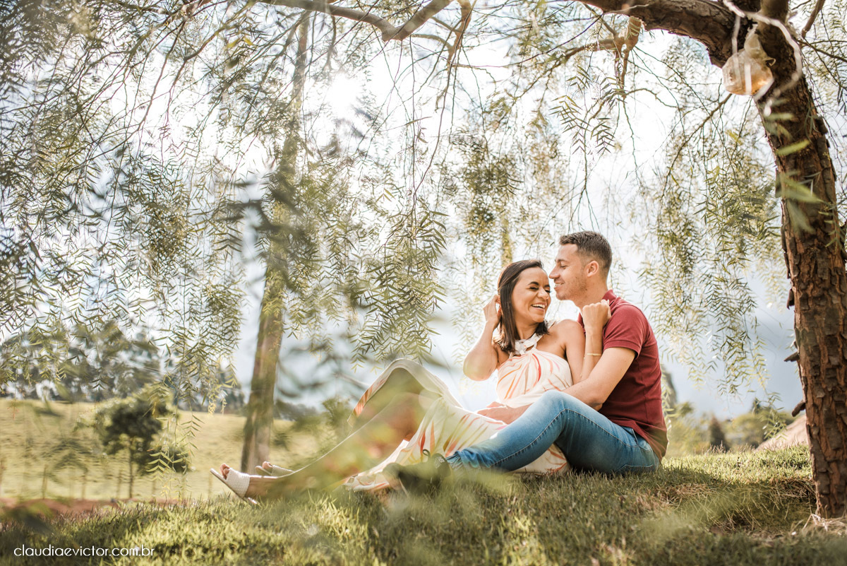 ensaio fotografico ensaio de casal pre wedding noivo noiva em pedra azul domingos martins es fotógrafo de casamento em vila velha fotógrafo de casamento em Vitória espirito santo es flores flor de cerejeira florada casamento