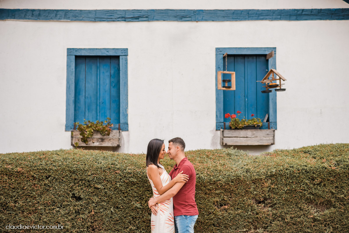 ensaio fotografico ensaio de casal pre wedding noivo noiva em pedra azul domingos martins es fotógrafo de casamento em vila velha fotógrafo de casamento em Vitória espirito santo es flores flor de cerejeira florada casamento