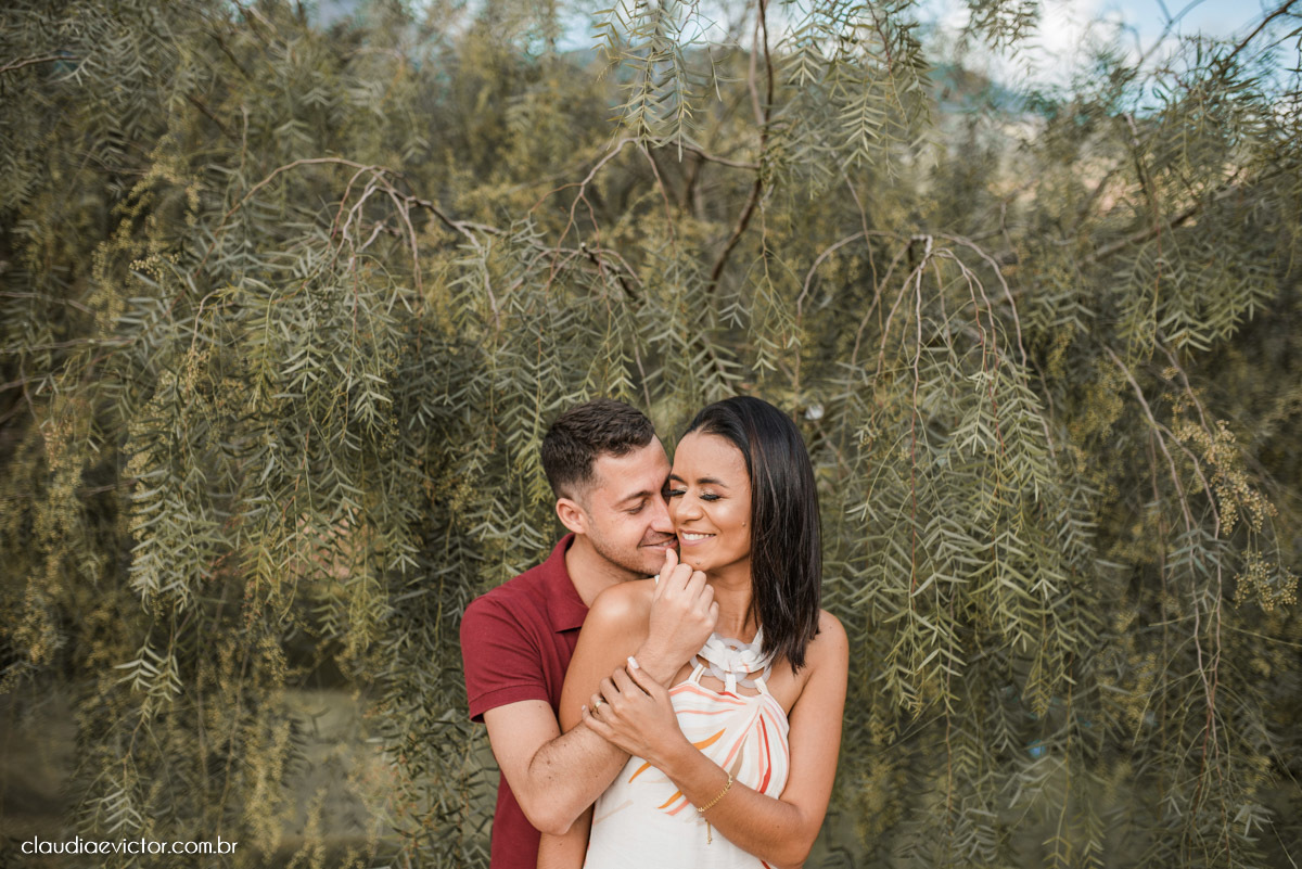 ensaio fotografico ensaio de casal pre wedding noivo noiva em pedra azul domingos martins es fotógrafo de casamento em vila velha fotógrafo de casamento em Vitória espirito santo es flores flor de cerejeira florada casamento