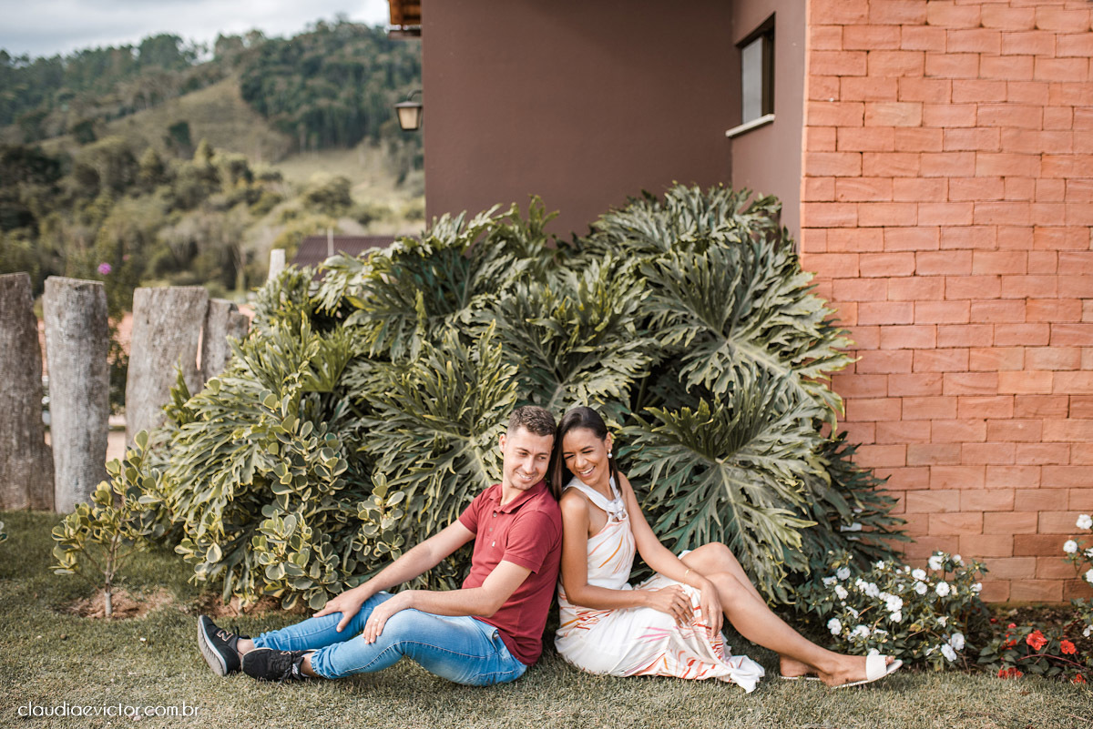 ensaio fotografico ensaio de casal pre wedding noivo noiva em pedra azul domingos martins es fotógrafo de casamento em vila velha fotógrafo de casamento em Vitória espirito santo es flores flor de cerejeira florada casamento