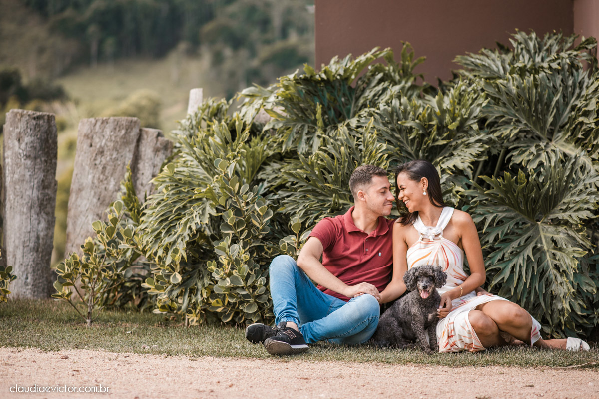 ensaio fotografico ensaio de casal pre wedding noivo noiva em pedra azul domingos martins es fotógrafo de casamento em vila velha fotógrafo de casamento em Vitória espirito santo es flores flor de cerejeira florada casamento