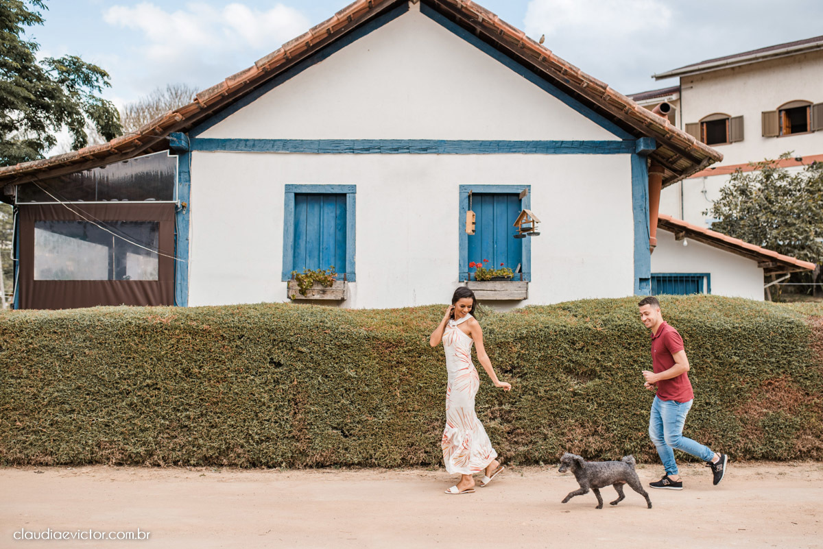 ensaio fotografico ensaio de casal pre wedding noivo noiva em pedra azul domingos martins es fotógrafo de casamento em vila velha fotógrafo de casamento em Vitória espirito santo es flores flor de cerejeira florada casamento