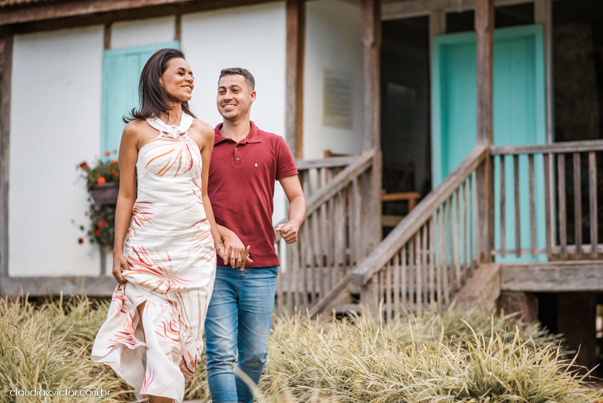 ensaio fotografico ensaio de casal pre wedding noivo noiva em pedra azul domingos martins es fotógrafo de casamento em vila velha fotógrafo de casamento em Vitória espirito santo es flores flor de cerejeira florada casamento
