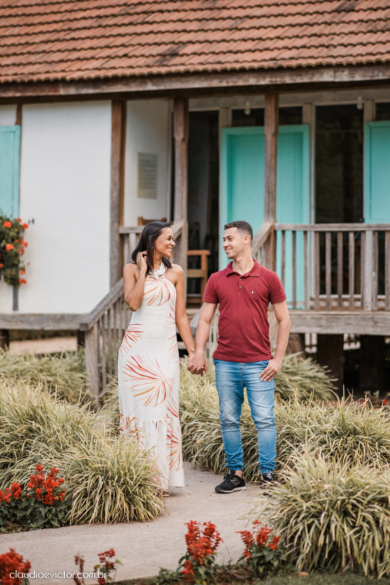 ensaio fotografico ensaio de casal pre wedding noivo noiva em pedra azul domingos martins es fotógrafo de casamento em vila velha fotógrafo de casamento em Vitória espirito santo es flores flor de cerejeira florada casamento