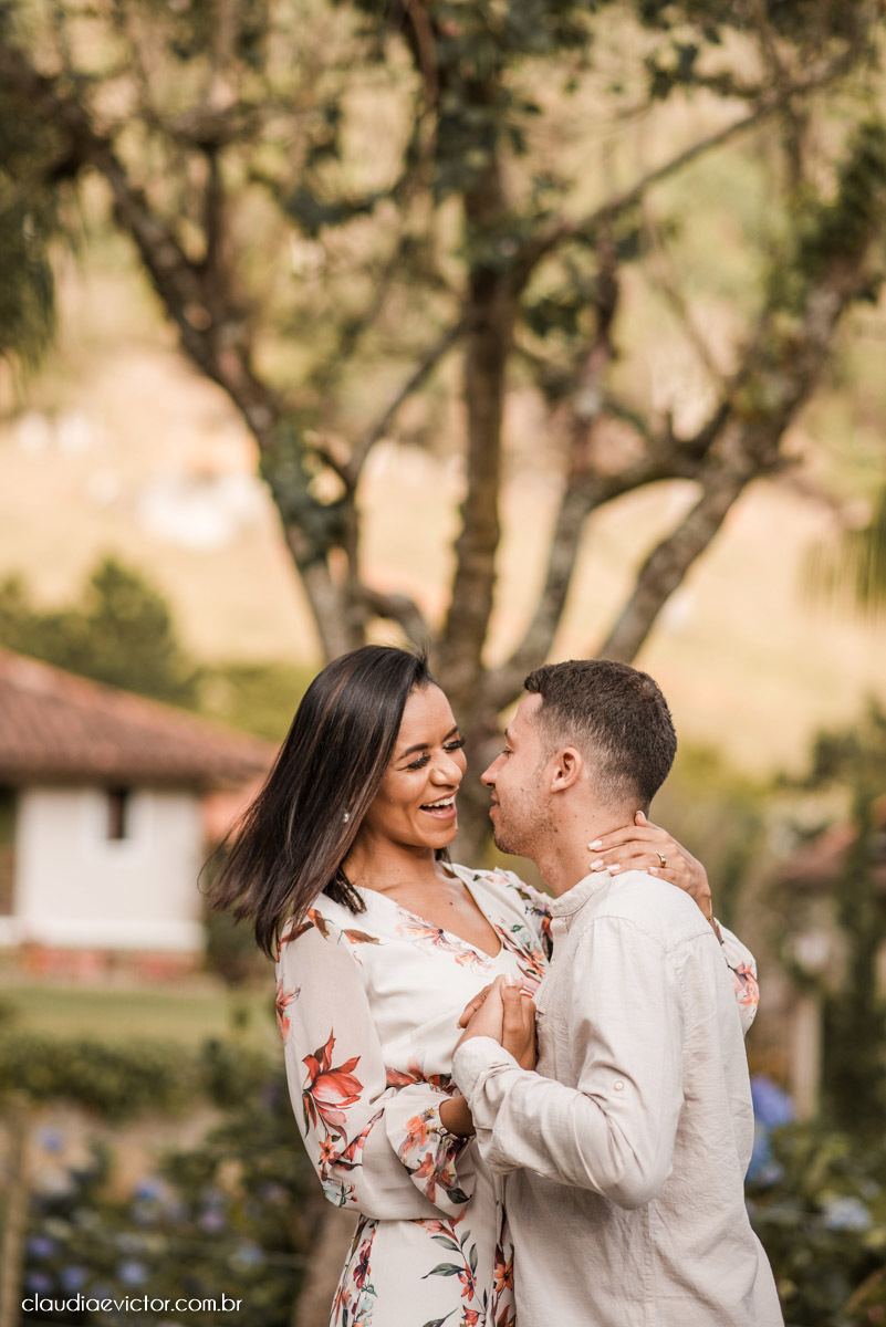 ensaio fotografico ensaio de casal pre wedding noivo noiva em pedra azul domingos martins es fotógrafo de casamento em vila velha fotógrafo de casamento em Vitória espirito santo es flores flor de cerejeira florada casamento