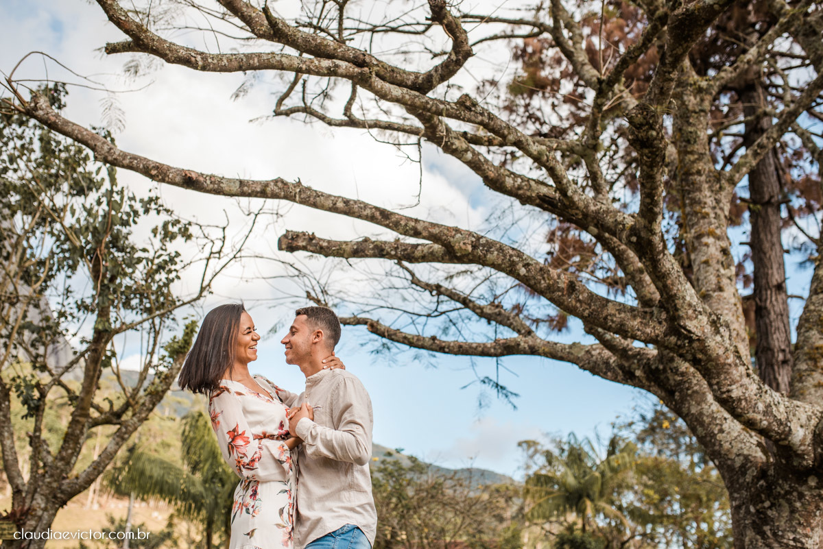 ensaio fotografico ensaio de casal pre wedding noivo noiva em pedra azul domingos martins es fotógrafo de casamento em vila velha fotógrafo de casamento em Vitória espirito santo es flores flor de cerejeira florada casamento
