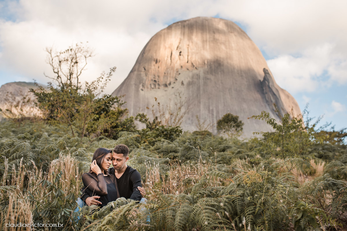 ensaio fotografico ensaio de casal pre wedding noivo noiva em pedra azul domingos martins es fotógrafo de casamento em vila velha fotógrafo de casamento em Vitória espirito santo es flores flor de cerejeira florada casamento
