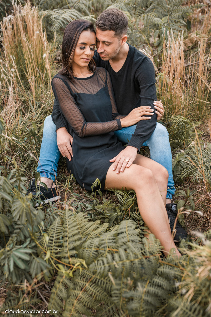 ensaio fotografico ensaio de casal pre wedding noivo noiva em pedra azul domingos martins es fotógrafo de casamento em vila velha fotógrafo de casamento em Vitória espirito santo es flores flor de cerejeira florada casamento