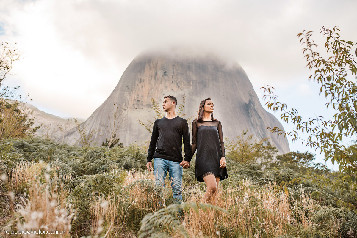 ensaio fotografico ensaio de casal pre wedding noivo noiva em pedra azul domingos martins es fotógrafo de casamento em vila velha fotógrafo de casamento em Vitória espirito santo es flores flor de cerejeira florada casamento