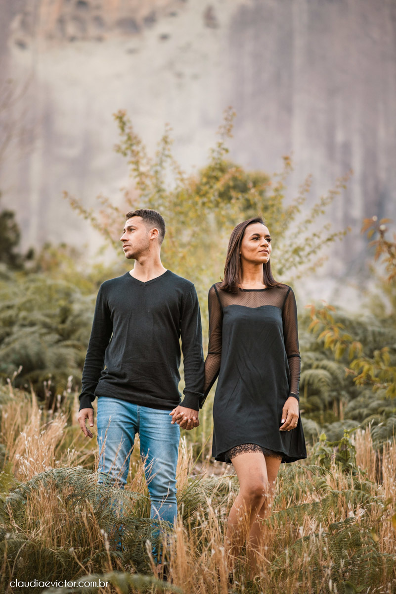 ensaio fotografico ensaio de casal pre wedding noivo noiva em pedra azul domingos martins es fotógrafo de casamento em vila velha fotógrafo de casamento em Vitória espirito santo es flores flor de cerejeira florada casamento