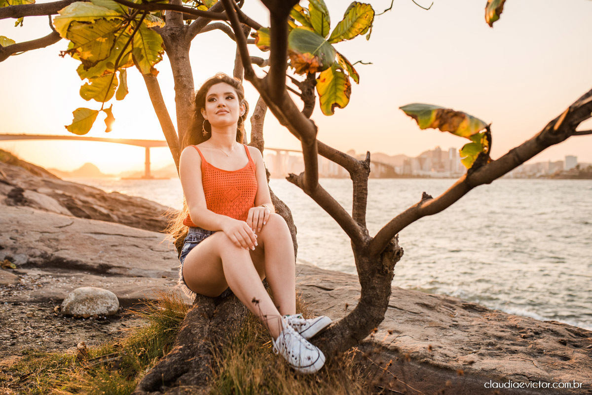 ensaio debutante ensaio 15 anos ensaio fotográfico feito por fotógrafos de casamento em Vila velha  fotógrafos de casamento em  Vitória espirito santo es com praia por do sol terceira ponte e farol santa luzia num ensaio feminino lindo