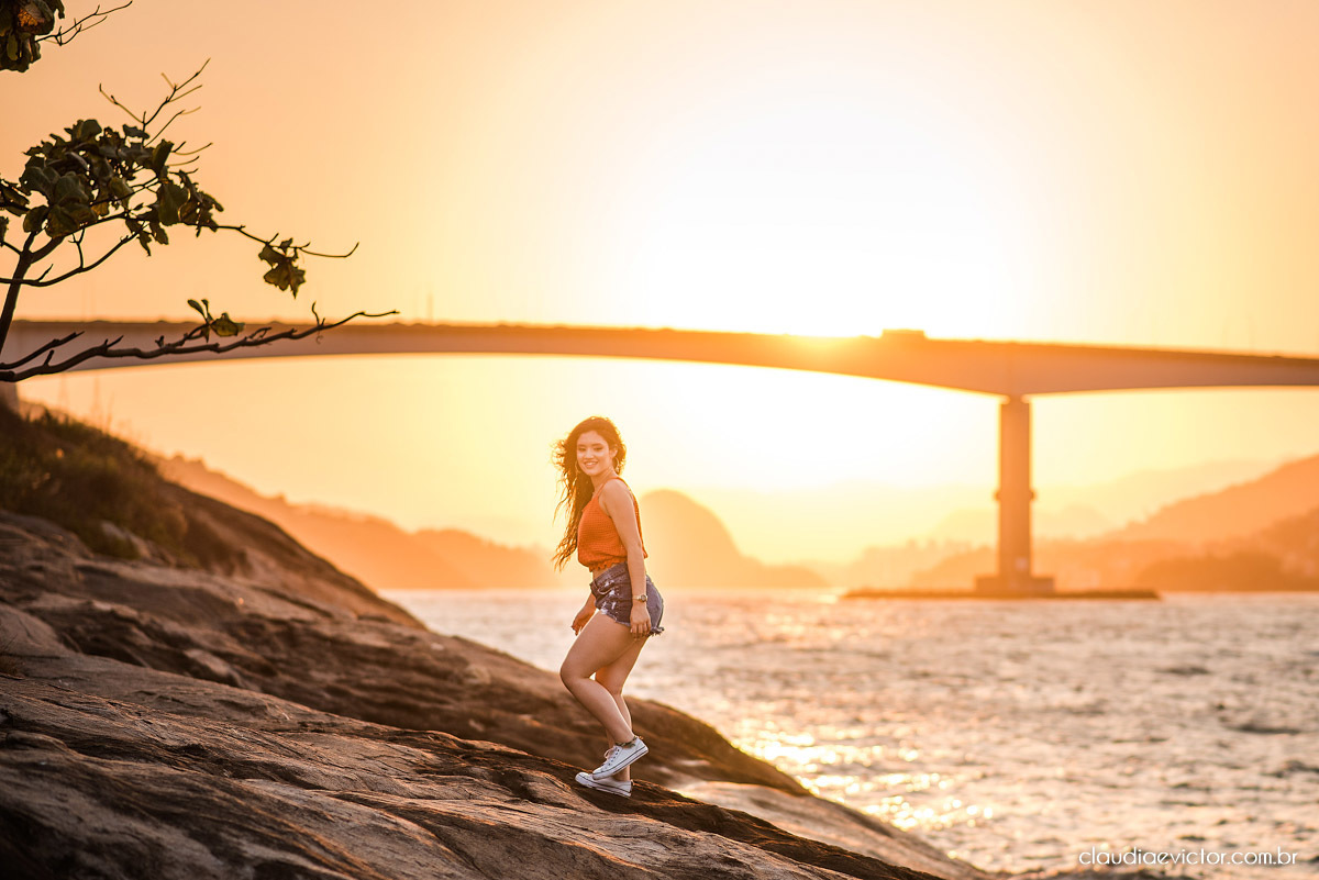 ensaio debutante ensaio 15 anos ensaio fotográfico feito por fotógrafos de casamento em Vila velha  fotógrafos de casamento em  Vitória espirito santo es com praia por do sol terceira ponte e farol santa luzia num ensaio feminino lindo