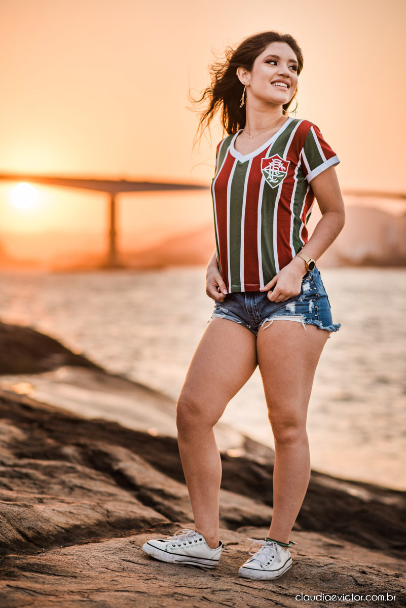 ensaio debutante ensaio 15 anos ensaio fotográfico feito por fotógrafos de casamento em Vila velha  fotógrafos de casamento em  Vitória espirito santo es com praia por do sol terceira ponte e farol santa luzia num ensaio feminino lindo Fluminense