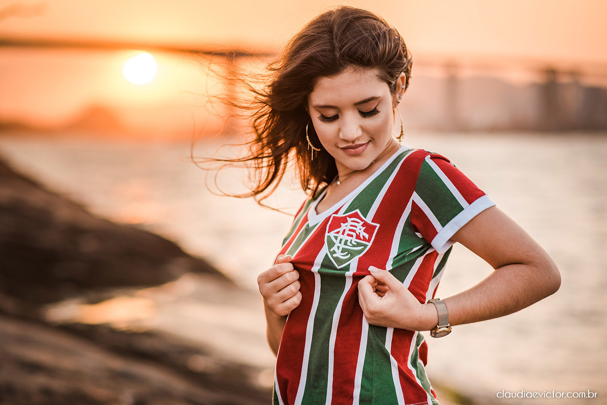ensaio debutante ensaio 15 anos ensaio fotográfico feito por fotógrafos de casamento em Vila velha  fotógrafos de casamento em  Vitória espirito santo es com praia por do sol terceira ponte e farol santa luzia num ensaio feminino lindo Fluminense